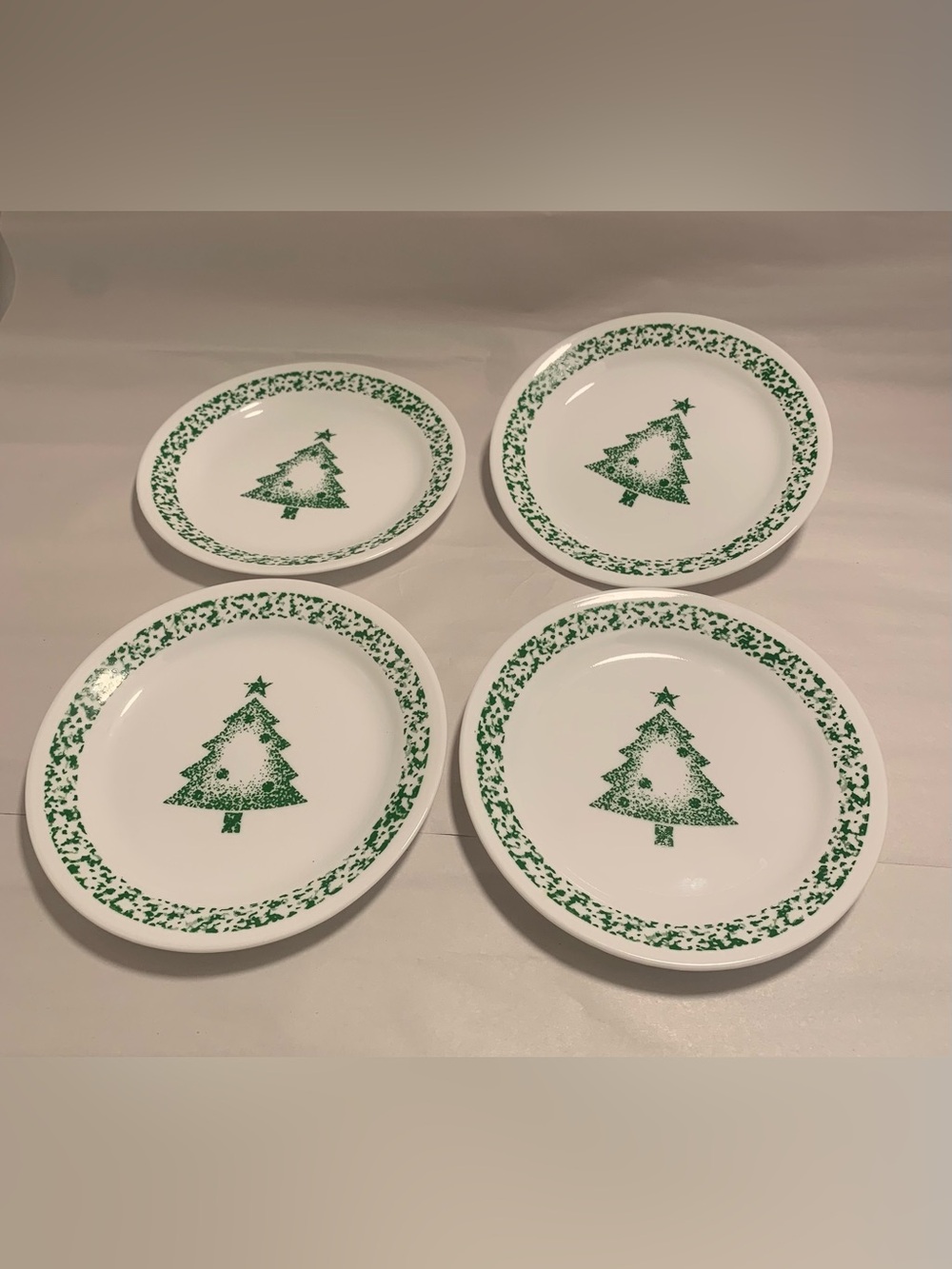 Corelle SPONGE CHRISTMAS TREE, 7 Inch Holiday Plates, Set of 4